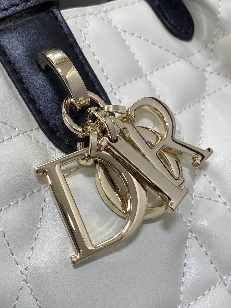 Сумка Dior с квилтингом и золотой фурнитурой