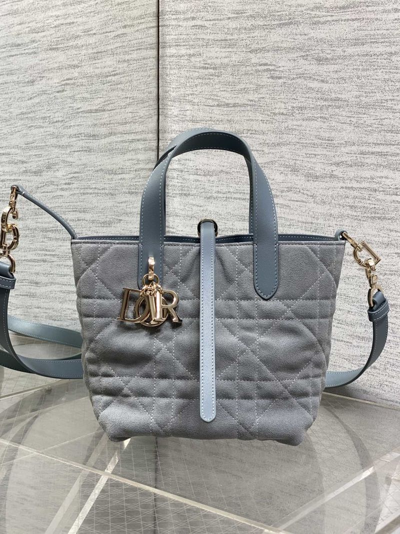 Сумка Dior с кисточкой и логотипом