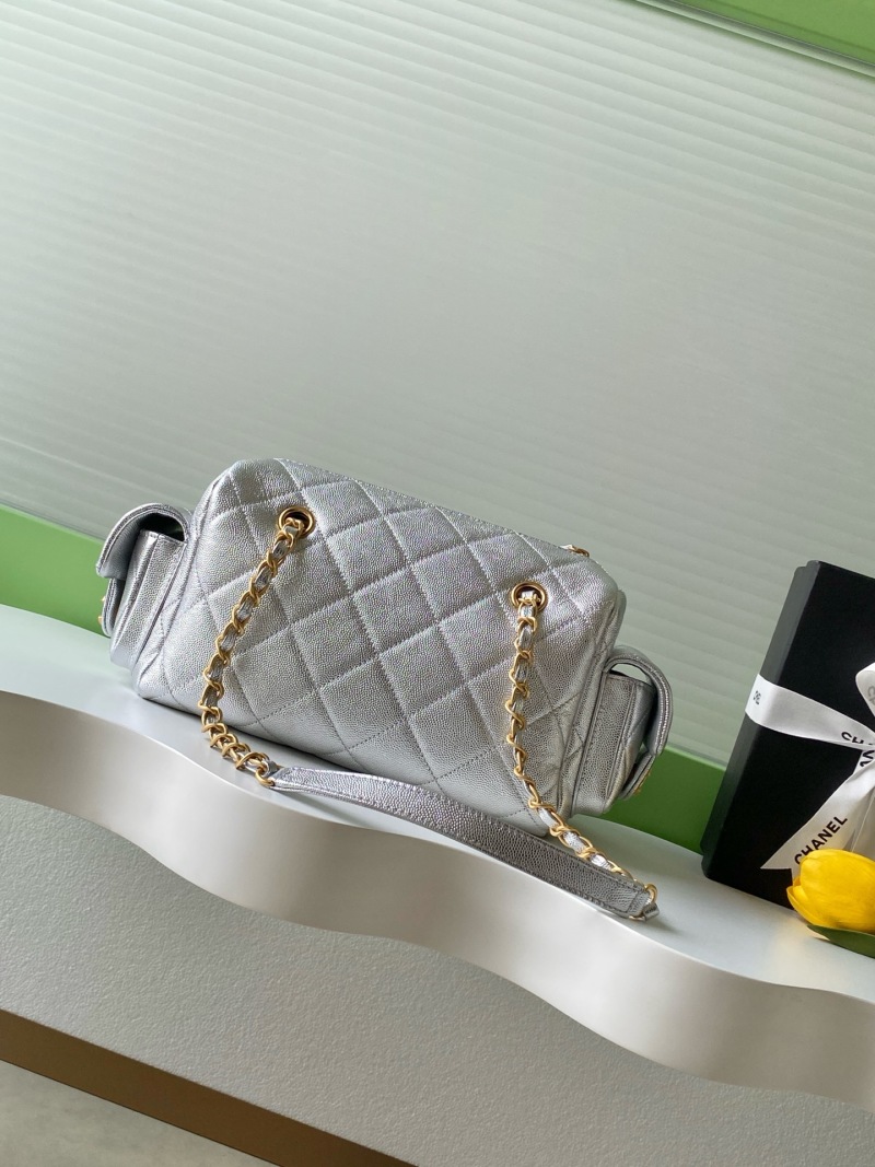 Серебристая сумка через плечо, дизайн Chanel