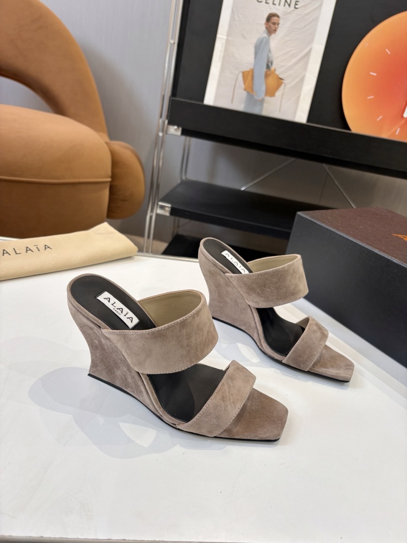 Женские замшевые мули Alaïa на клиновидном каблуке