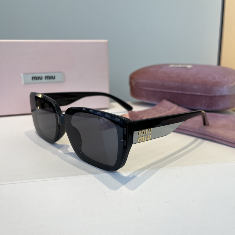 Солнечные очки Miu Miu