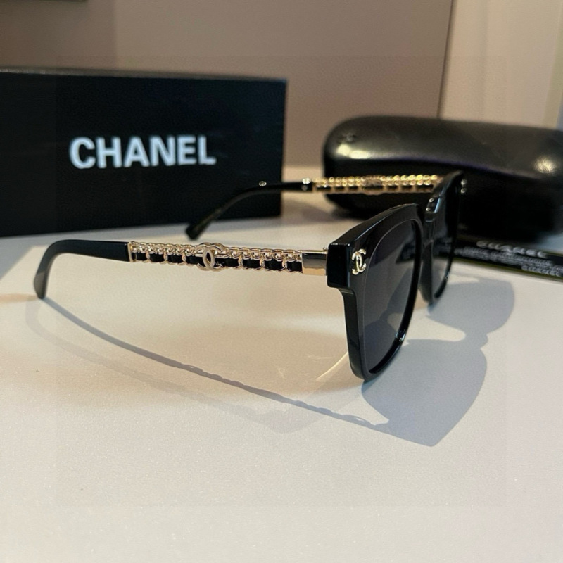 Черные солнцезащитные очки в квадратной оправе Chanel