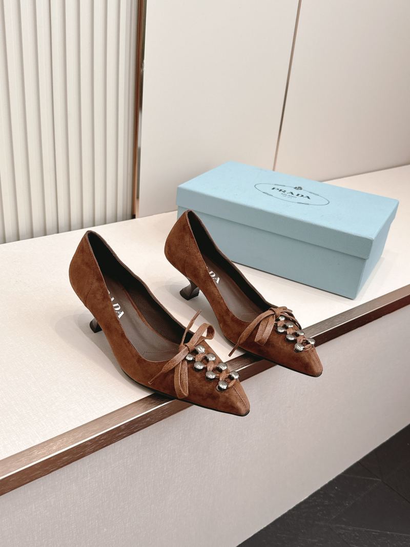 Женские туфли Prada на каблуке с декором