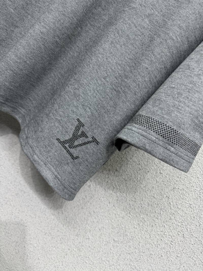 Серые костюмы Louis Vuitton с логотипом