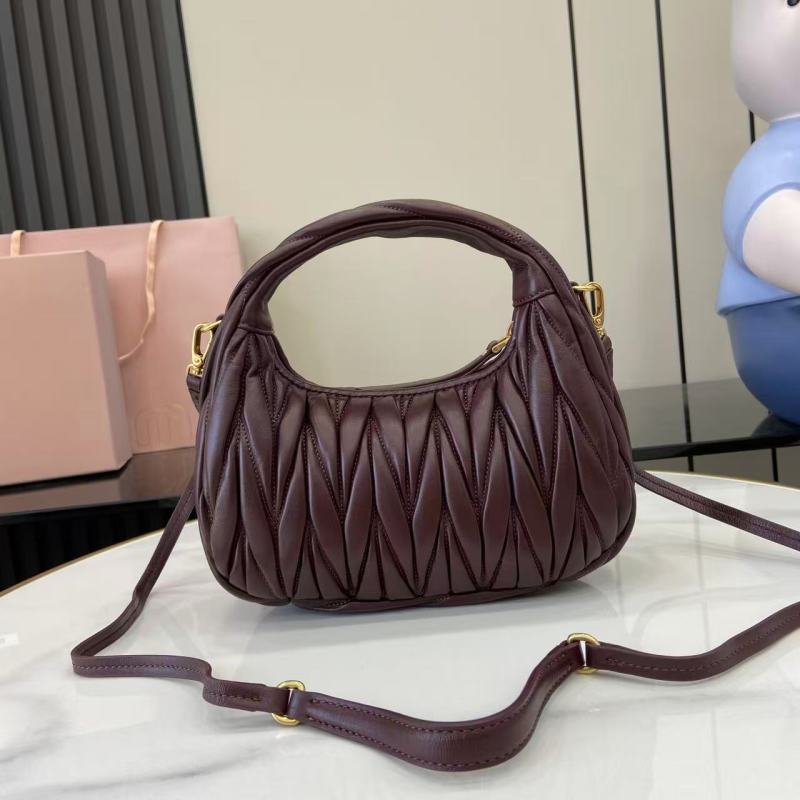 Сумка Miu Miu с ручкой и ремнем
