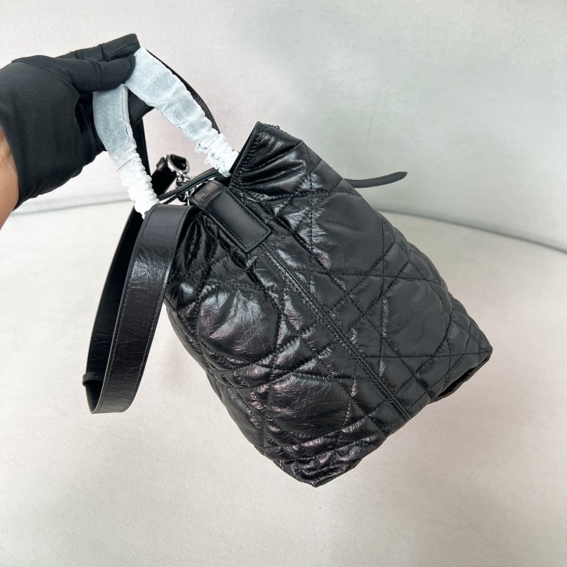 Стильная черная кожаная сумка со стеганым узором Dior