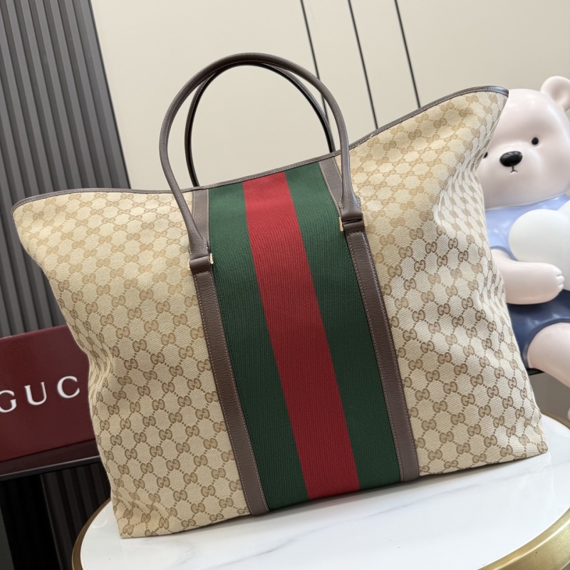 Сумка Gucci с монограммой и красно-зеленой полосой