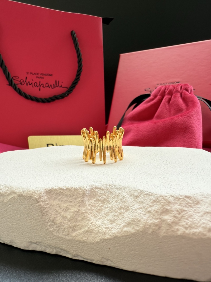 Золотистое кольцо с фактурным дизайном Schiaparelli