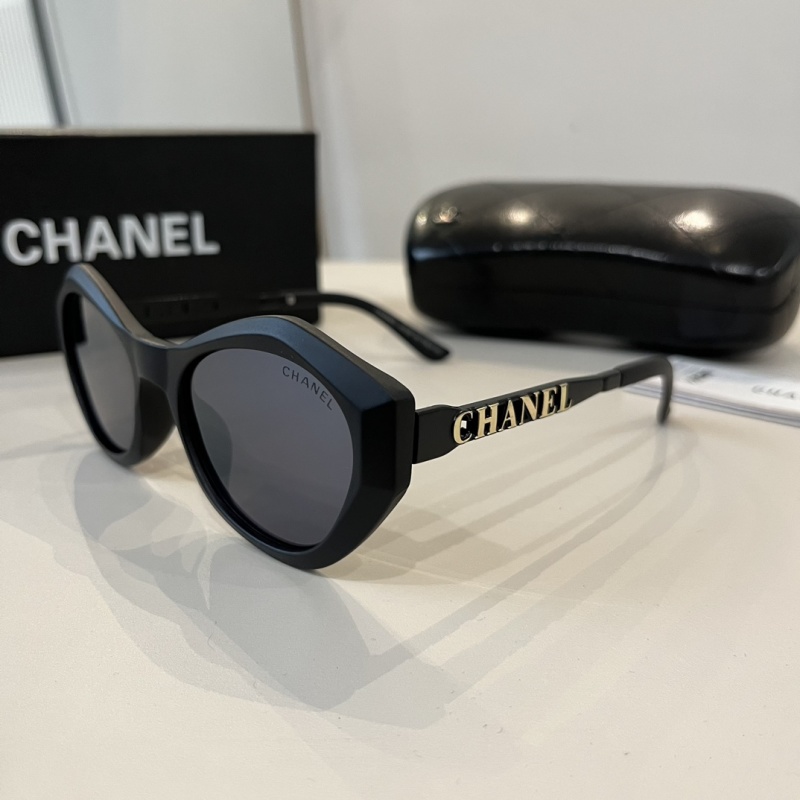 Солнцезащитные очки Chanel