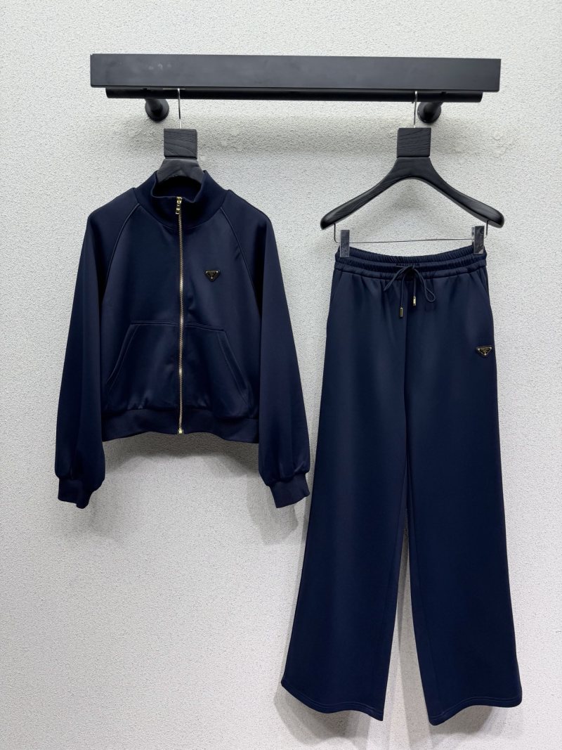 Спортивный костюм Prada с треугольным логотипом