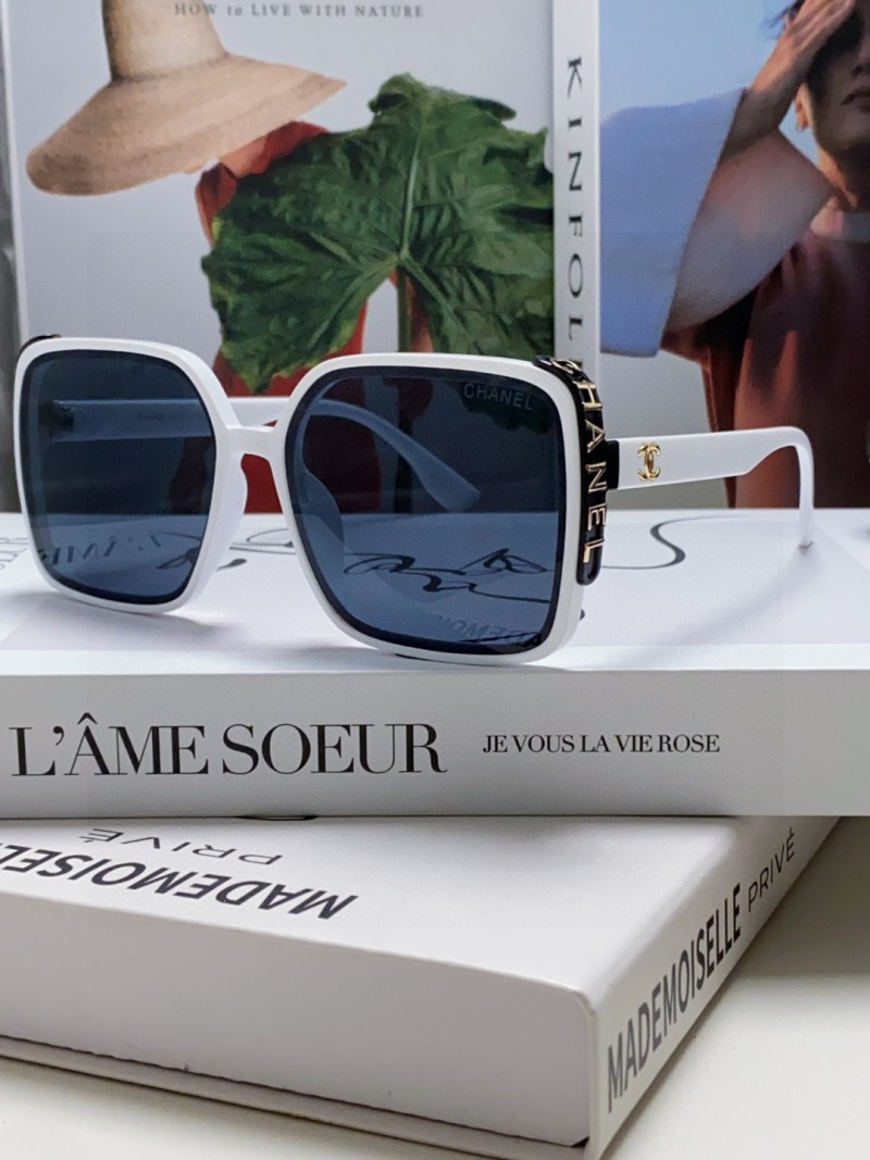 Женские солнцезащитные очки в белой квадратной оправе Chanel