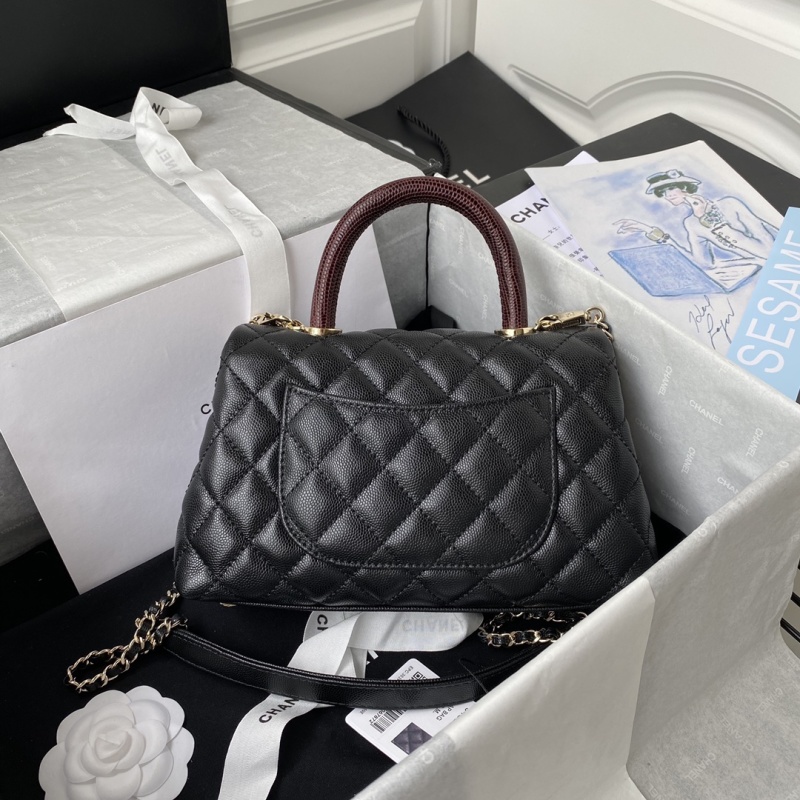 Черный кожаный клатч Chanel с золотой фурнитурой