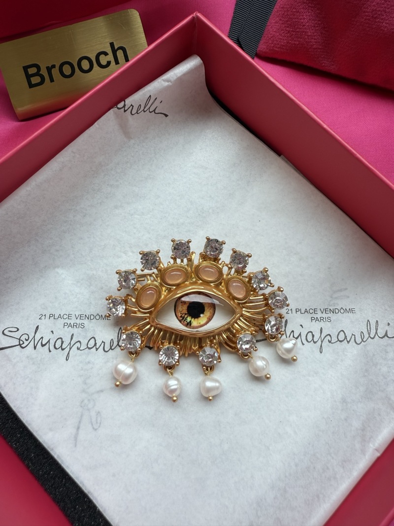 Брошь Schiaparelli в виде глаза
