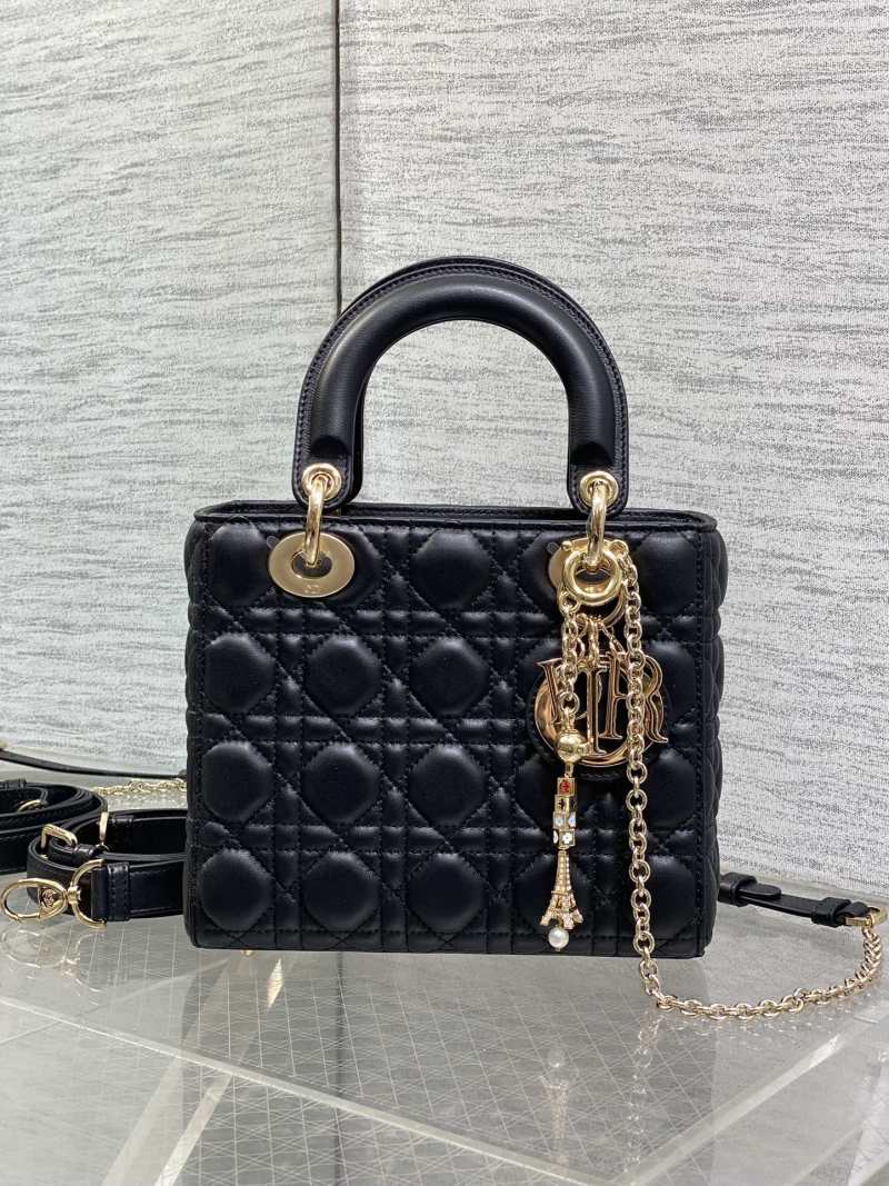 Черная сумка Lady Dior с золотой фурнитурой