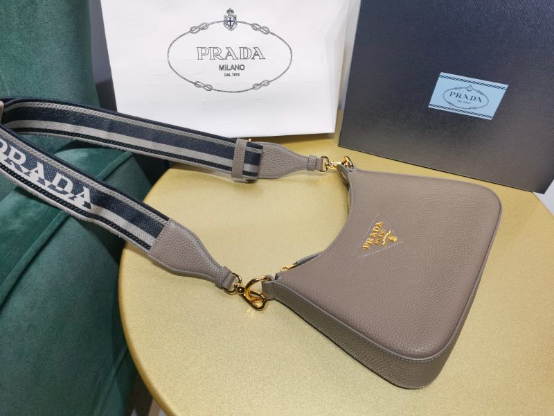 Сумка Prada с логотипом