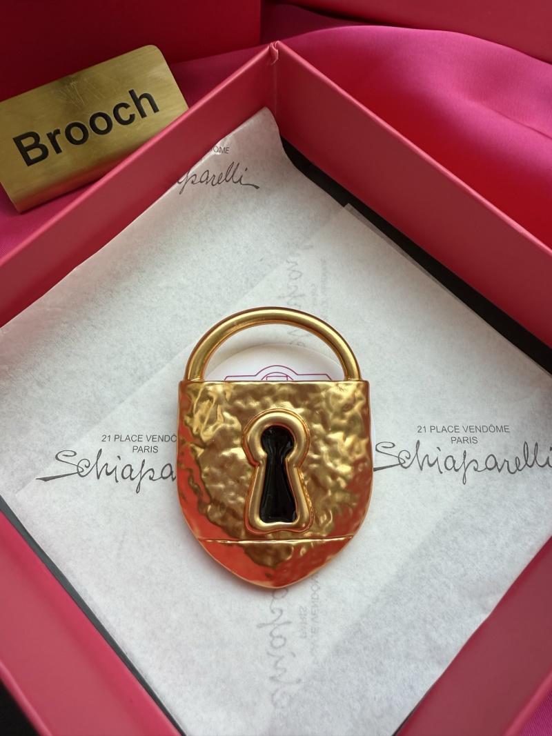 Брошь в виде замка Schiaparelli