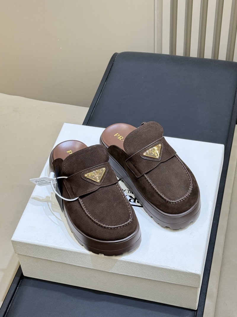 Мюли Prada с золотым логотипом и платформой