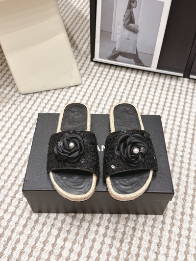 Женские шлепанцы Chanel с цветами и жемчугом