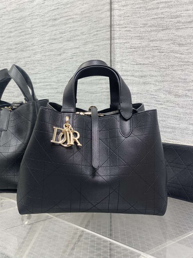 Черная сумка Dior с золотой фурнитурой