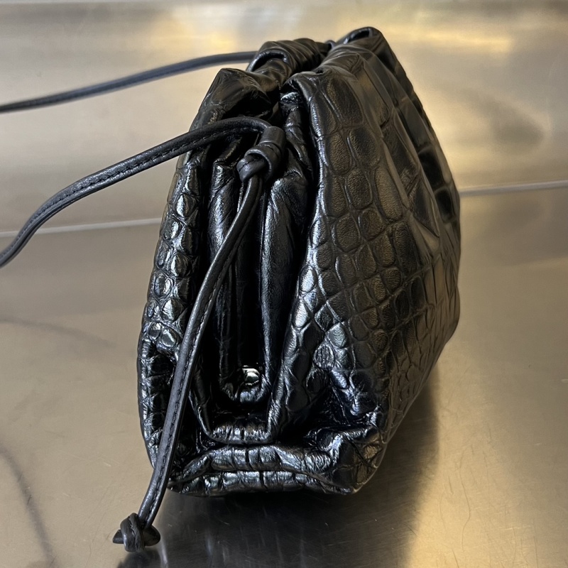 Сумка Bottega Veneta Cloud Pouch из крокодиловой кожи