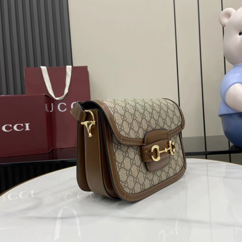 Сумка Gucci с принтом GG и фурнитурой