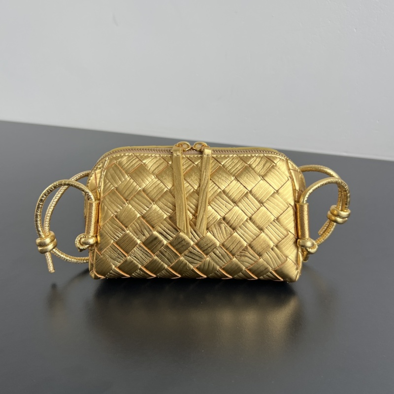 Плетеный клатч золотого цвета с декоративной пряжкой Bottega Veneta