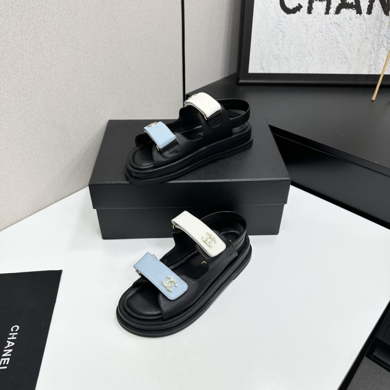 Женские кожаные сандалии на платформе с декоративными пряжками Chanel