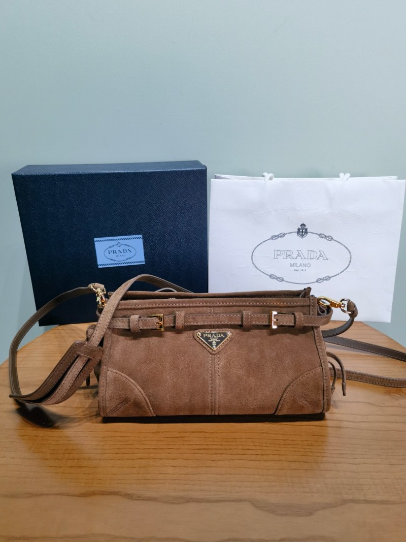 Кожаная сумка Prada с пряжкой