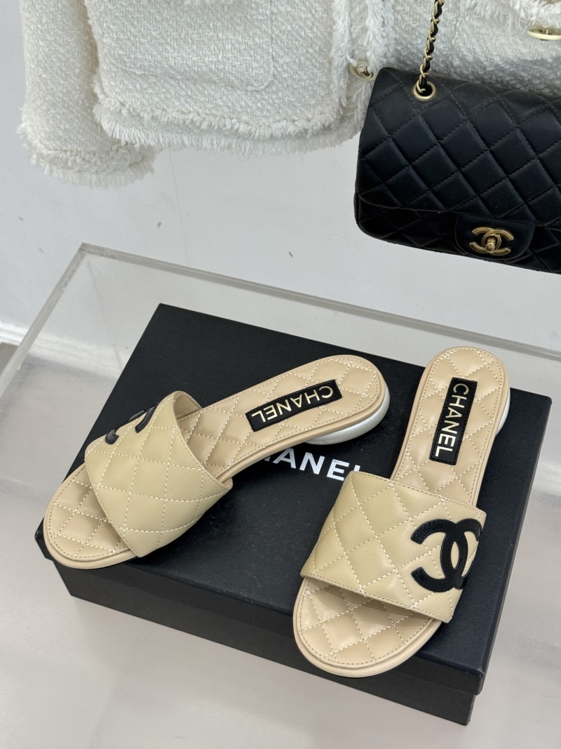 Женские слайды с жемчужным каблуком и логотипом Chanel
