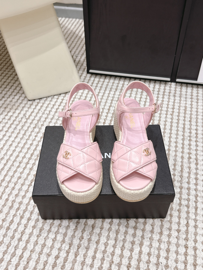 Женские розовые босоножки на платформе с декоративным логотипом Chanel