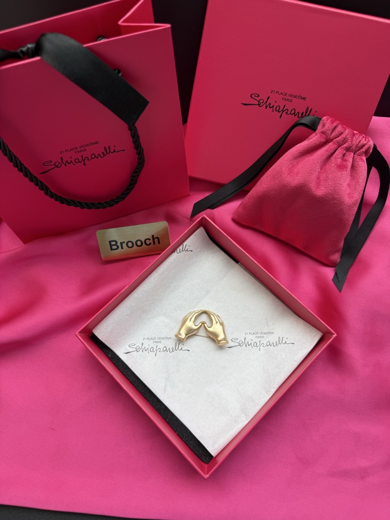 Брошь в виде двух рук Schiaparelli