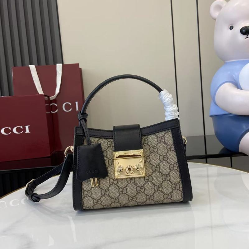 Сумка Gucci с золотым замком и монограммой