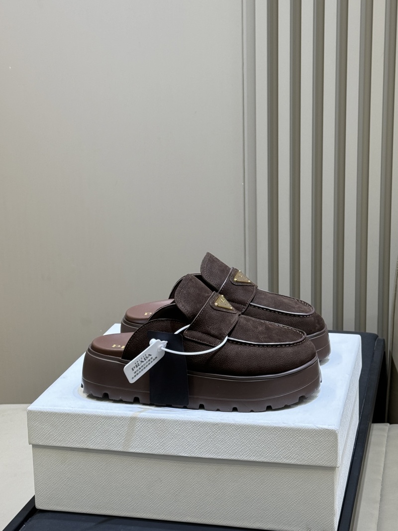 Мюли Prada с золотым логотипом и платформой