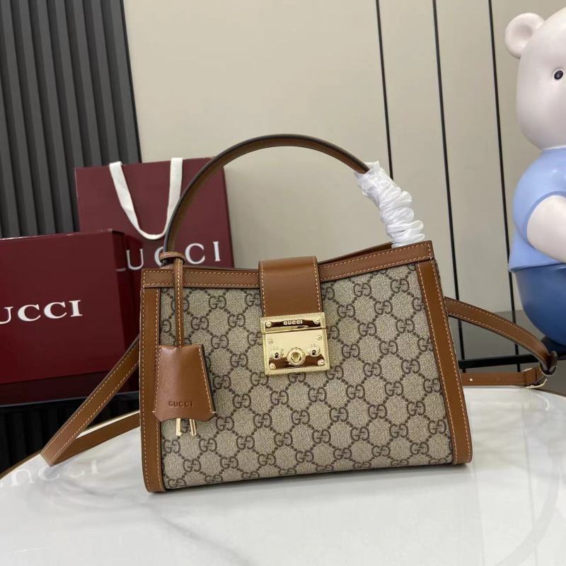 Сумка Gucci с замком и монограммой