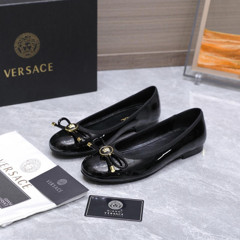 Женские черные лаковые балетки Versace с декоративным бантом