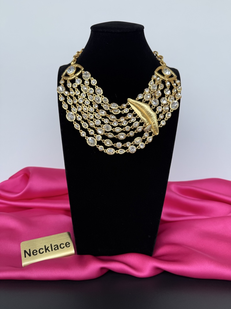 Колье с кристаллами и золотистым элементом Schiaparelli