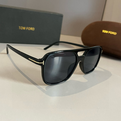 Солнцезащитные очки TOMFORD черные