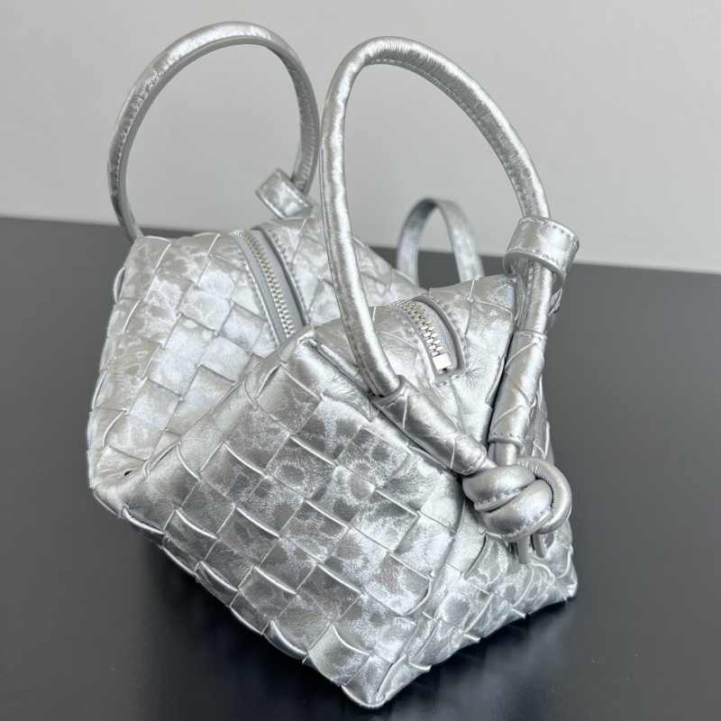 Сумка Bottega Veneta Loop из плетеной кожи