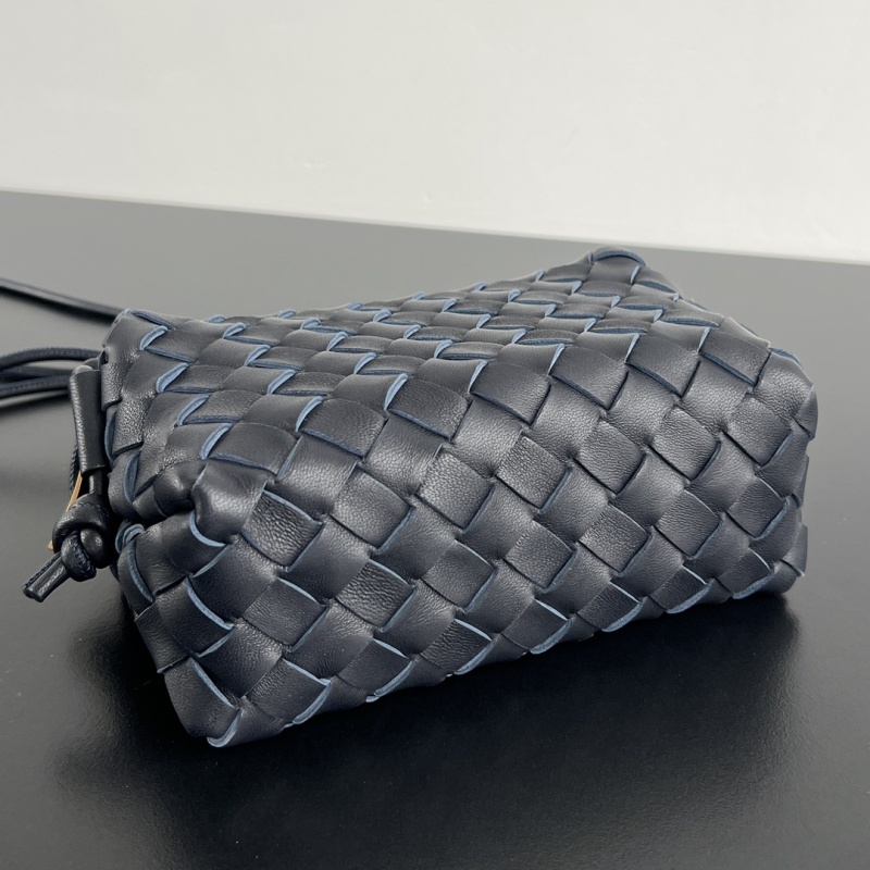 Плетеная кожаная сумка Bottega Veneta мини с плечевым ремнем