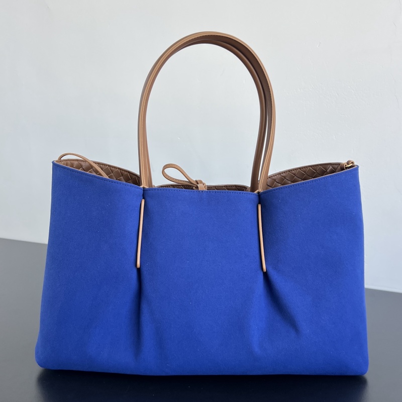 Сумка-тоут с плетеным узором Intrecciato Bottega Veneta