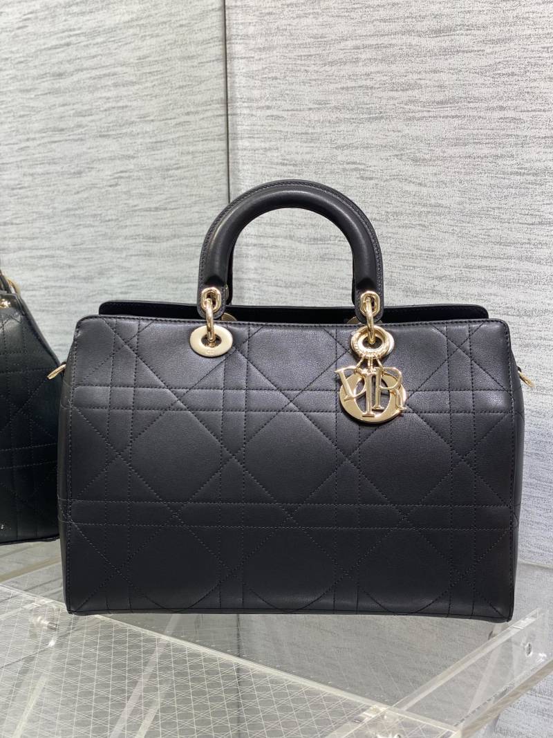 Черная сумка Lady Dior с золотой фурнитурой