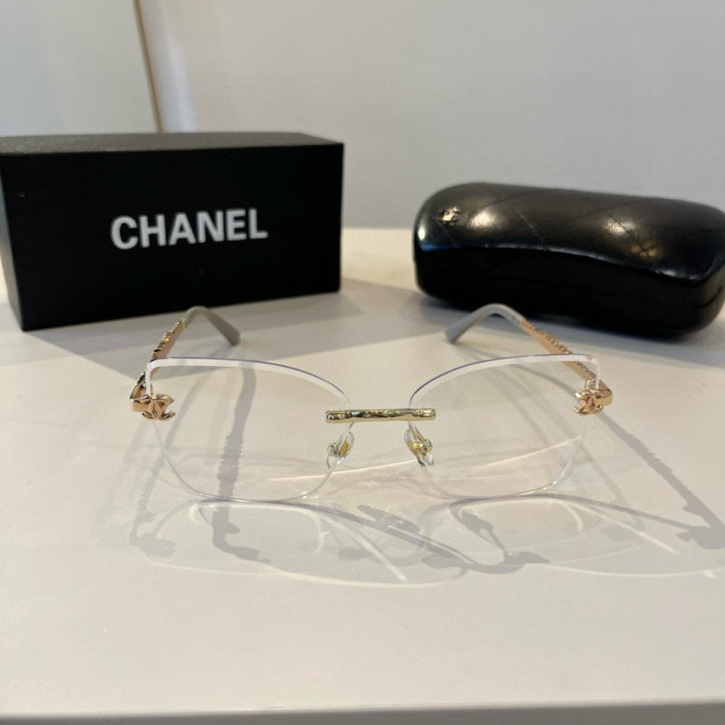 Солнцезащитные очки Chanel с прозрачной оправой
