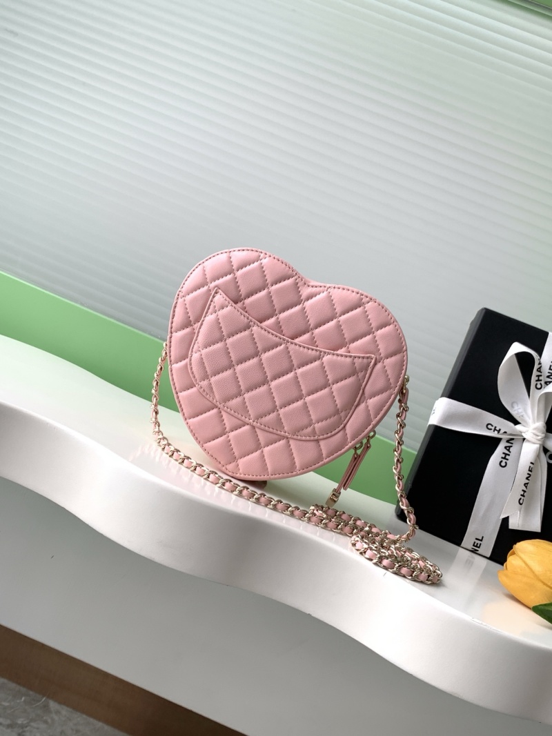Женская розовая сумка-сердце Chanel