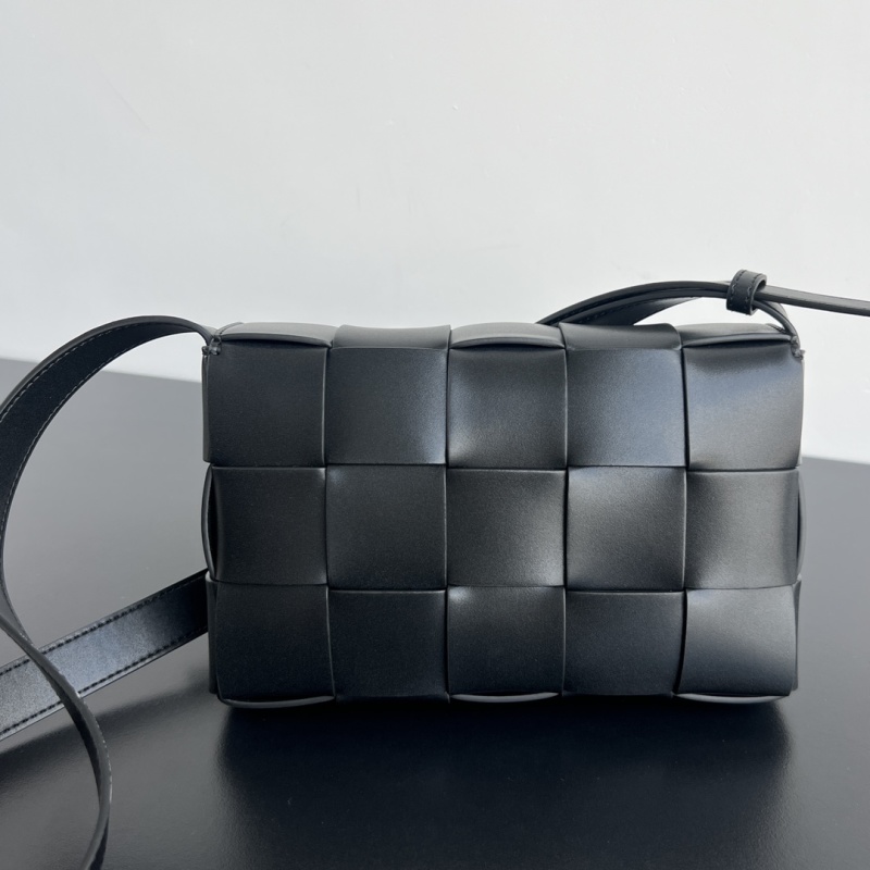 Черная сумка через плечо с плетеным дизайном Bottega Veneta