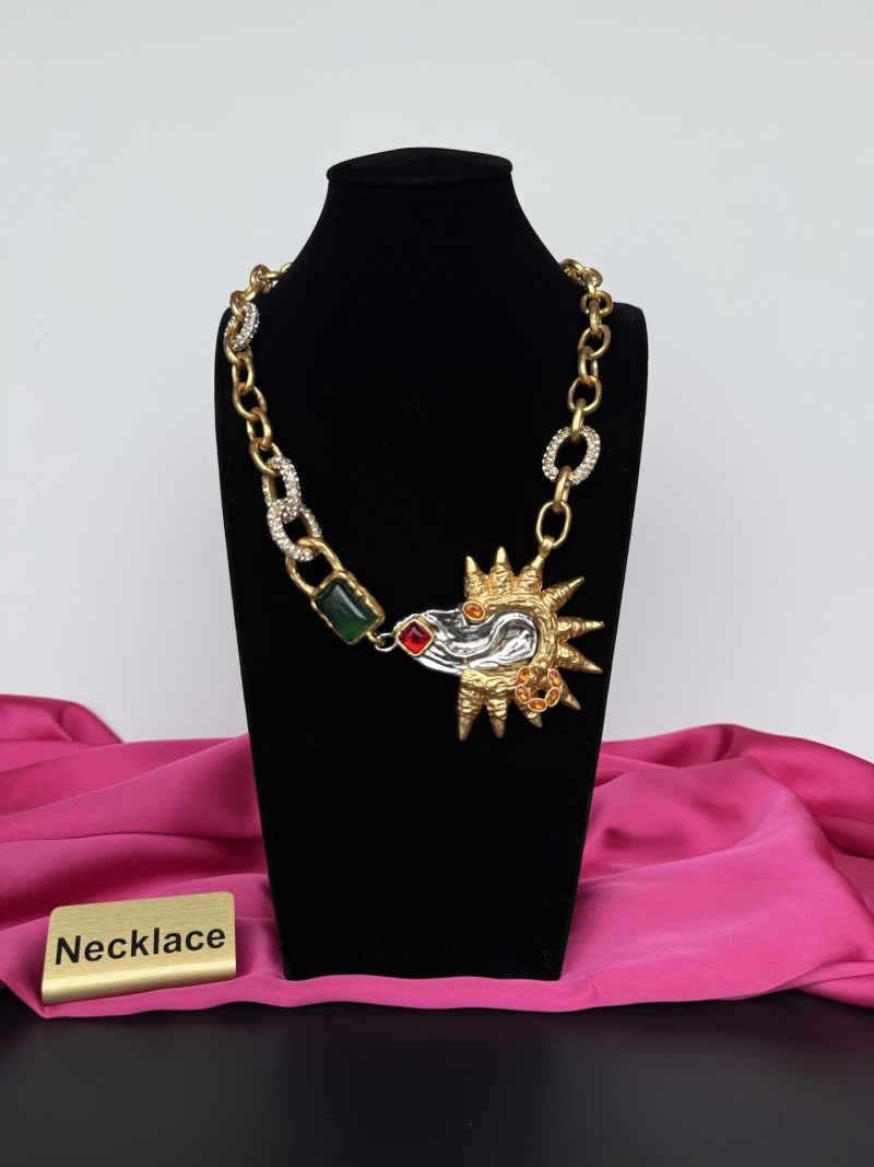 Колье с декоративным элементом в виде головы Schiaparelli