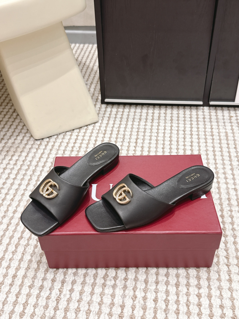 Женские босоножки-тапочки с металлическим логотипом Gucci
