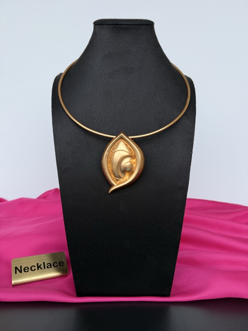 Золотистое колье с подвеской в виде раковины Schiaparelli