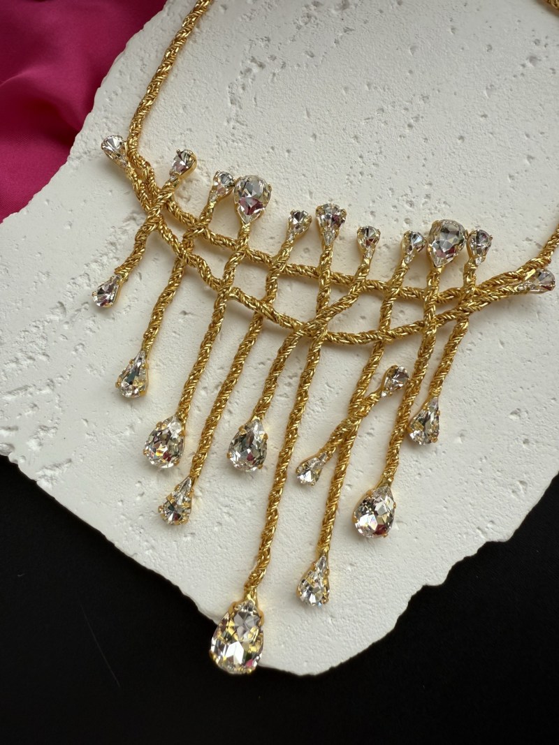 Золотистое колье с кристаллами Schiaparelli