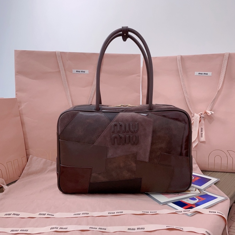 Сумка Miu Miu из натуральной кожи с аппликацией