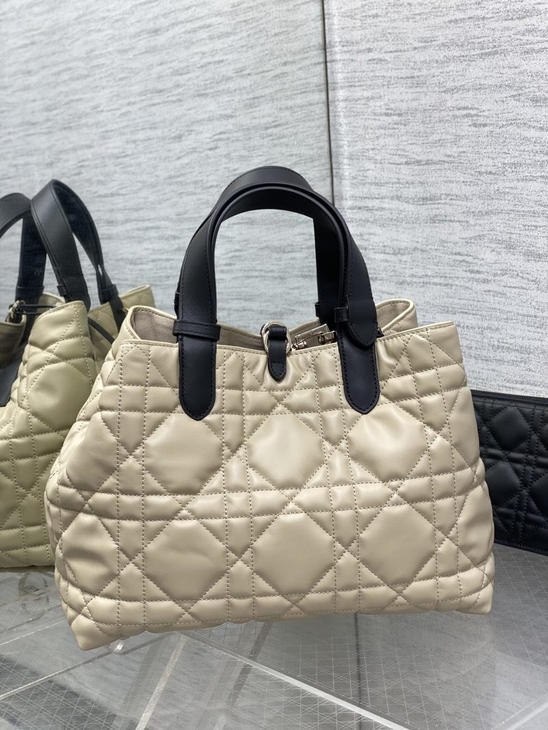Сумка Dior с квилтингом и металлической фурнитурой